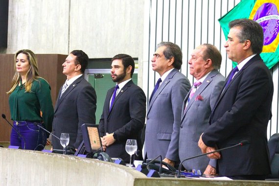 A Assembleia Legislativa suspendeu a sessão ordinária desta terça-feira (13) em função da morte do ex-deputado Jeová Costa Lima, ocorrido na tarde desta segunda-feira (12). O levantamento da sessão foi proposto pelo presidente da Casa, deputado Zezinho Albuquerque (PDT), que pediu minuto de silêncio em homenagem póstuma. Jeová Costa Lima, de 93 anos, foi deputado estadual por seis mandatos