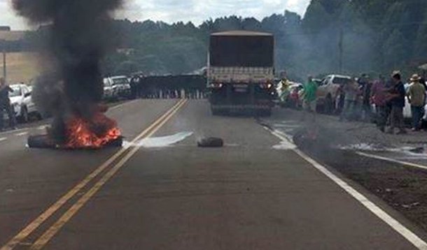 Depois de horas de tentativas sem sucesso de liberação do tráfego no trevo de acesso à cidade de Passo Fundo, os organizadores da caravana decidiram desistir do evento marcado para a cidade e partir para a próxima parada, em São Leopoldo; Brigada Militar foi acionada, mas não liberou as vias bloqueadas; diversas agressões contra simpatizantes da caravana do ex-presidente já foram registradas
