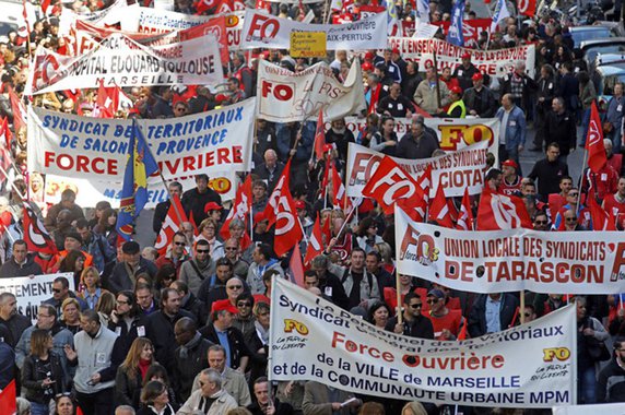 Jornada de greve e manifestações convocada para hoje (22) na França por vários sindicatos de funcionários do governo e da companhia ferroviária estatal impactou os transportes e parte dos serviços público; esta é a segunda jornada de greve e mobilizações que o presidente francês, Emmanuel Macron, enfrenta; dia de mobilização, que segundo uma pesquisa do instituto Odoxa é considerado justo para 55% dos franceses; governo, por sua vez, já disse que não tem intenção de voltar atrás em suas reformas