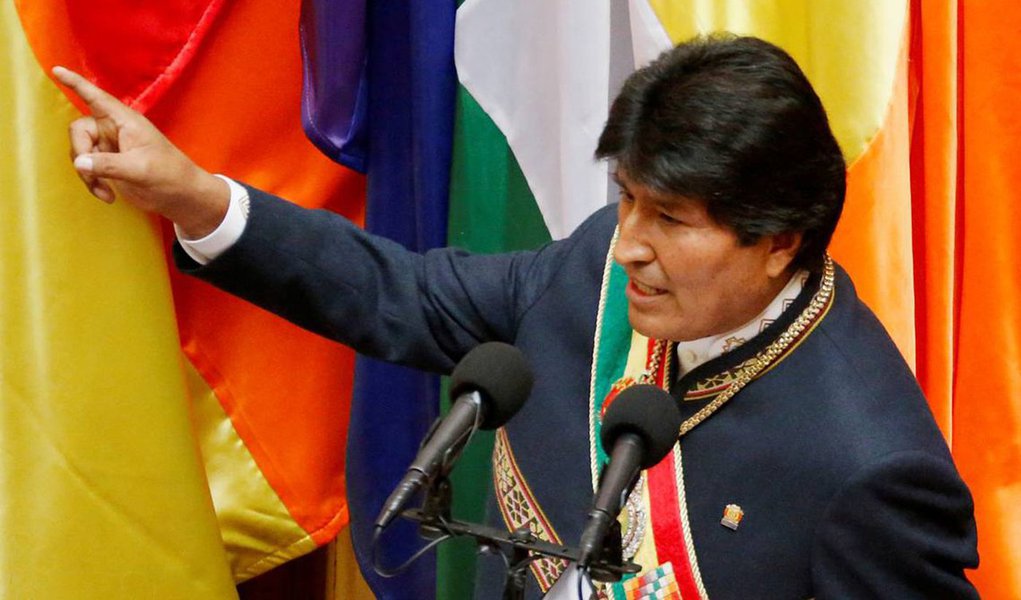 Presidente da Bolívia, Evo Morales, chegou a Haia para a abertura de audiências no tribunal mundial, onde seu país busca forçar o Chile a lhe garantir acesso ao Oceano Pacífico; Bolívia pediu à corte, formalmente conhecida como Tribunal Internacional de Justiça, que determine ao Chile a entrada em negociações sobre o tema, alvo de um processo iniciado em 2013; país perdeu seu território costeiro em uma guerra no Século 19