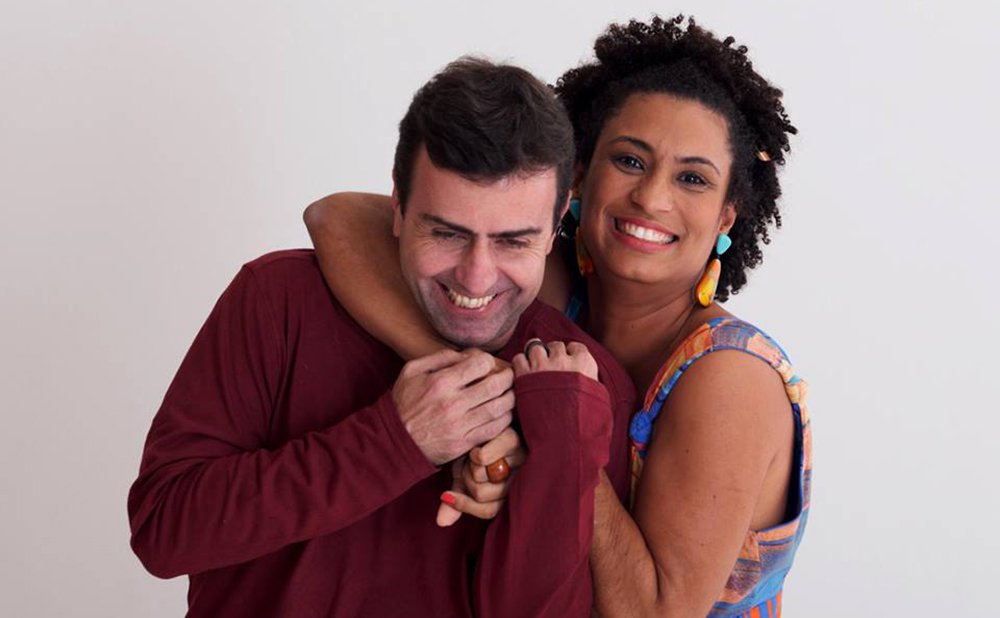 Deputado estadual Marcelo Freixo (PSOL-RJ) escreve homenagem comovente à vereadora Marielle Franco, brutalmente assassinada no Rio de Janeiro; "Como foi difícil e bonito ver seu nome nos cartazes e vozes de tantos jovens nas ruas do Rio. Nas mesmas ruas que andamos juntos, hoje vi uma multidão chorar e transformar você num símbolo de tudo que você foi. Foi não! É", escreveu Freixo; "Nenhum covarde vai te calar. Seu sorriso, seu abraço e teu amor vou carregar para sempre. Muito obrigado por tudo"