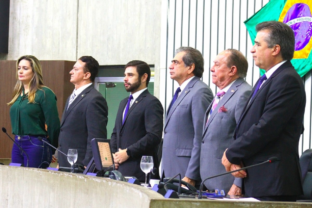 A Assembleia Legislativa suspendeu a sessão ordinária desta terça-feira (13) em função da morte do ex-deputado Jeová Costa Lima, ocorrido na tarde desta segunda-feira (12). O levantamento da sessão foi proposto pelo presidente da Casa, deputado Zezinho Albuquerque (PDT), que pediu minuto de silêncio em homenagem póstuma. Jeová Costa Lima, de 93 anos, foi deputado estadual por seis mandatos