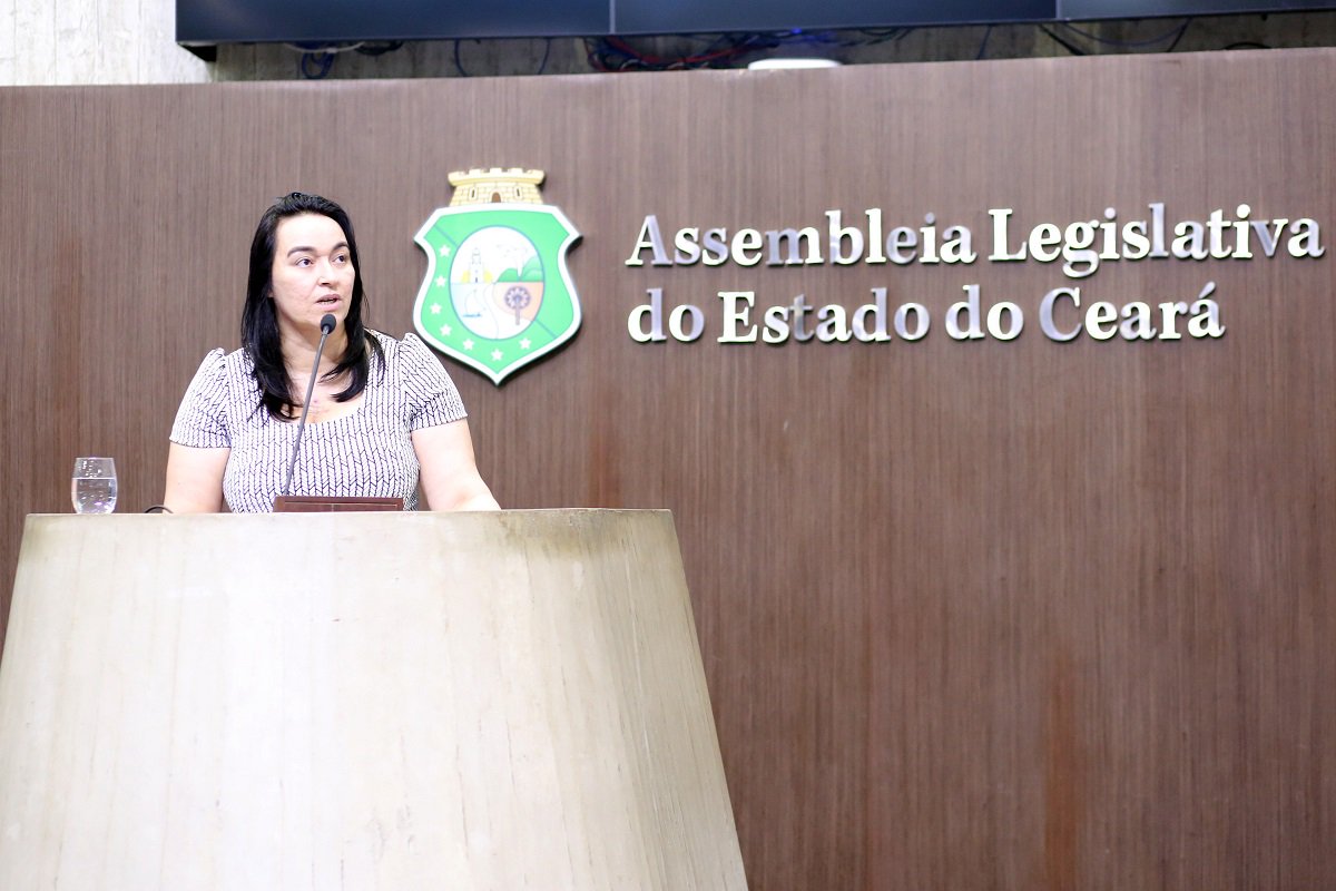 Na repercussão de mais um assassinato de mulheres, com a execução da vereadora Marielle Franco (PSOL-RJ), a deputada estadual evangélica, Dra. Silvana (MDB), informou, durante o primeiro expediente da sessão plenária da Assembleia Legislativa desta quinta-feira (15/03), sobre a criação da Frente Popular para Fiscalização da ideologia de gênero nas escolas. A deputada tem sido uma permanente crítica à luta das mulheres por igualdade e vai na contra mão dos processos educativos nas escolas para enfrentar o machismo e a misoginia, defendido pelos movimentos de mulheres, para combater a falácia da "ideologia de gênero"