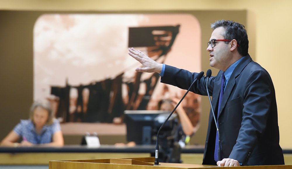 O PSOL apresentou, durante evento na Câmara de Vereadores de Porto Alegre, a pré-candidatura de Roberto Robaina ao governo do Estado; “Nós queremos mostrar ao povo que existe uma alternativa. Vamos construir um programa de governo com os movimentos sociais, com as comunidades, com o protagonismo das mulheres, dos negros e negras e da população LGBT”, disse Robaina; ele apontou dois eixos programáticos fundamentais para sua pré-candidatura: política econômica e segurança pública; encontro também serviu para o PSOL homenagear a vereadora do Rio, Marielle Franco, brutalmente executada