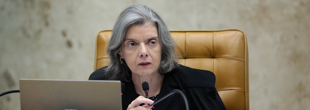 A presidente do Supremo Tribunal Federal (STF), ministra Cármen Lúcia, manifestou pesar pela morte da vereadora Marielle Franco (PSOL), assassinada a tiros na noite de quarta-feira (14), no Rio de Janeiro; "Morre uma mulher. No caso de Marielle, morre um pouco cada uma de nós. Fica viva sua luta por Justiça e igualdade. E o nosso compromisso de continuar com ela. Assim, ela continua conosco. Para sempre Marielle!", disse a ministra por meio da conta oficial do STF no Twitter