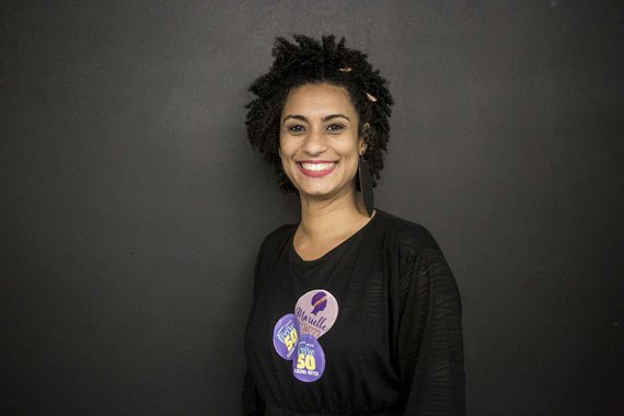 Está marcado para hoje (15), a partir das 17h, na Praça da Gentilândia, no Benfica, uma vigília em protesto contra o bárbaro assassinato da vereadora carioca Marielle Franco (PSOL). O ato está sendo organizado pelo PSOL, convocando ativistas, entidades democráticas, movimentos sociais e partidos políticos, para a vigília. Marielle Franco foi executada a tiros, na noite de ontem, no Rio de Janeiro. Além da vereadora, o motorista do veículo, Anderson Pedro Gomes, também foi morto no atentado