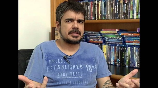 O crítico de cinema Pablo Villaça, que havia abandonado o Twitter, resolveu voltar atrás após ataques do MBL e do "humorista" Danilo Gentili; "Eu não iria voltar para aquela rede por causa de um cara desses, iria?", questiona; "Sair dessas redes representaria uma vitória para essas pessoas. Teriam calado mais uma voz. Além disso, por que eu deveria abrir mão de plataformas que amplificam esta voz?"