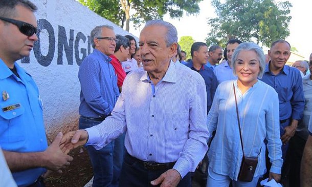 Péssima notícia para o senador Ronaldo Caiado (DEM): o prefeito Iris Rezende (MDB) declarou apoio ao deputado federal Daniel Vilela (MDB) na disputa para o governo de Goiás. Na terça-feira (20), um grupo de prefeitos importantes do MDB fez ato de apoio forma a Caiado; afirmação de Iris foi feita nesta sexta-feira durante entrevista na frente de serviços do setor Santos Dumont; “Eu sou de qual partido? Eu sou filiado ao MDB. Isso não se discute. Eu disse isso com muita clareza. Lutei até anteontem, trasantontem, para fazer um acordo entre os dois (Daniel e Caiado), mas eu disse lá atrás: ‘se eu não conseguir, meu apoio é ao candidato do MDB’. Não consegui”, afirmou