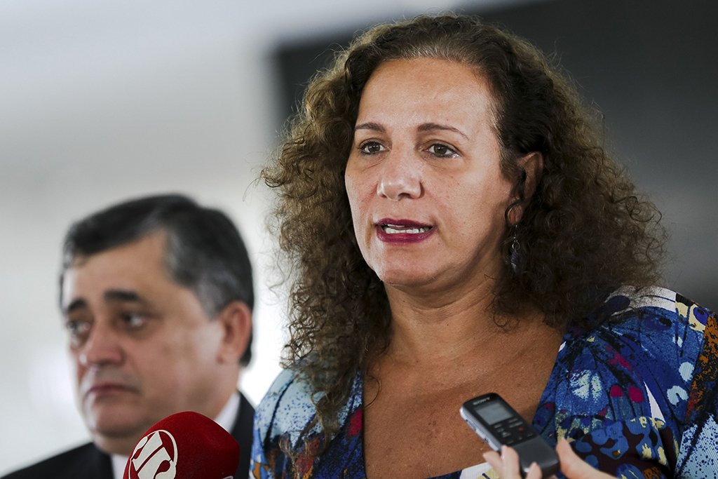 Brasília - A Deputada Jandira Feghali durante entrevista de parlamentares que apoiam o governo após encontro com a Presidenta Dilma Rousseff (Marcelo Camargo/Agência Brasil)