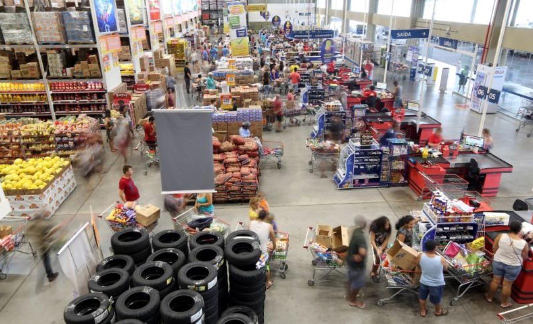 A prévia da inflação oficial do Brasil desacelerou com força em março e atingiu o nível mais baixo para o mês em 18 anos com queda nos preços dos alimentos, mantendo o caminho aberto para mais cortes de juros pelo Banco Central; o Índice Nacional de Preços ao Consumidor Amplo-15 (IPCA-15) subiu 0,10 por cento em março, contra avanço de 0,38 por cento em fevereiro, informou o IBGE