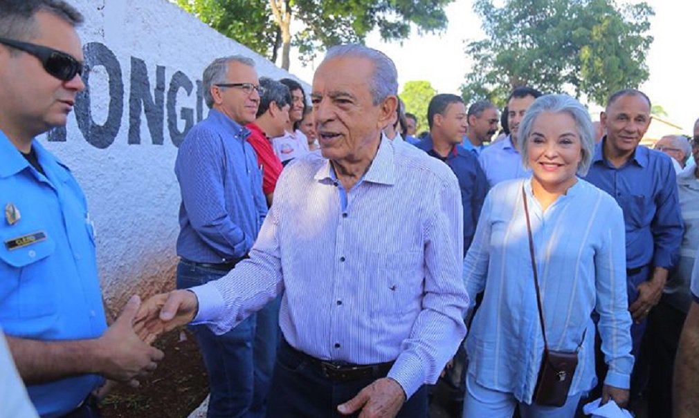 Péssima notícia para o senador Ronaldo Caiado (DEM): o prefeito Iris Rezende (MDB) declarou apoio ao deputado federal Daniel Vilela (MDB) na disputa para o governo de Goiás. Na terça-feira (20), um grupo de prefeitos importantes do MDB fez ato de apoio forma a Caiado; afirmação de Iris foi feita nesta sexta-feira durante entrevista na frente de serviços do setor Santos Dumont; “Eu sou de qual partido? Eu sou filiado ao MDB. Isso não se discute. Eu disse isso com muita clareza. Lutei até anteontem, trasantontem, para fazer um acordo entre os dois (Daniel e Caiado), mas eu disse lá atrás: ‘se eu não conseguir, meu apoio é ao candidato do MDB’. Não consegui”, afirmou
