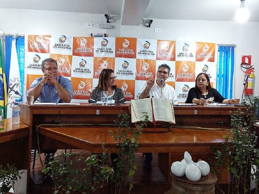 O deputado estadual Francisco Jr (PSD) participou, na sexta-feira, de audiência pública na cidade de Santa Rita do Araguaia; o encontro, realizado pela Frente Parlamentar do Cerrado, que é presidida pelo deputado, teve como tema o reflorestamento de nascentes e micro bacias do Rio Araguaia