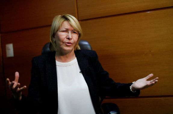 O vice-presidente da Venezuela, Tareck El Aissami, pediu à Justiça de seu país que solicite uma ordem de captura internacional contra a ex-procuradora-geral do país Luisa Ortega Díaz; ela foi destituída no ano passado por decisão da Assembleia Nacional Constituinte (ANC), que é controlada pelo governo, depois que fez críticas ao chavismo; "Exortamos ao Poder Judiciário e a nosso valente procurador-geral, Tareq William Saab, a solicitar a captura internacional desta foragida da Justiça para que responda pelas mortes atrozes que sua atuação como cúmplice da direita venezuelana provocou no fracassado golpe do ano passado", disse Aissami