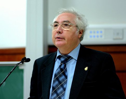 O sociólogo espanhol Manuel Castells divulgou uma nota criticando a decisão de Sergio Moro de ordenar a prisão de Lula e em solidariedade ao ex-presidente brasileiro; “Não há justiça, a justiça do Brasil é o mais corrupto e, por isso, todo o sistema é corrupto. O presidente Lula foi e é a esperança de um povo. Estou convosco na luta para restabelecer a justiça sem a qual tampouco pode haver democracia. Meu abraço solidário e minha disponibilidade para o que eu possa fazer”, disse Castells 
 