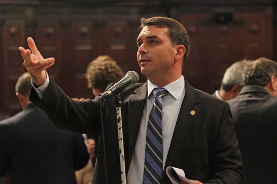 O deputado estadual Flávio Bolsonaro, filho do deputado federal Jair Bolsonaro, apagou do Twitter uma mensagem em que prestava condolências às famílias da vereadora do Rio Marielle Franco (Psol) e Anderson Pedro Gomes, assassinados na região central do Rio; “Meus sentimentos às famílias da vereadora Marielle Franco e de seu motorista. Apesar de profundas divergências políticas, sempre tive relação respeitosa com ela. A impunidade e a legislação penal frouxa seguem estimulando a violência”, dizia a mensagem