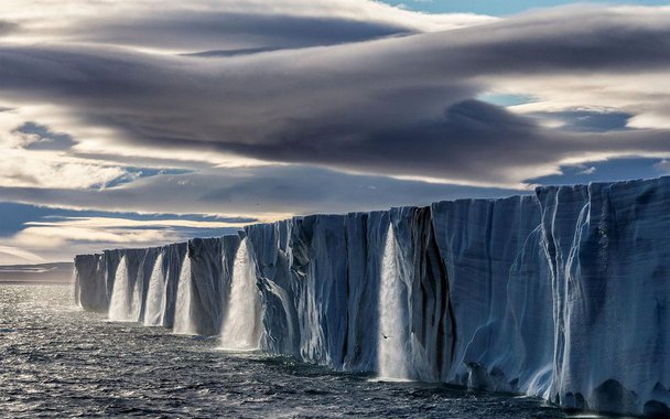 Quase todos os glaciares do mundo superaram o ponto de não retorno. Eles continuarão derretendo até mesmo se deixarmos de produzir anidrido carbônico: é tarde demais para salvar cerca de 40% dos glaciares. No entanto, continuamos a produzir gases de efeito estufa: um quilômetro rodado com um carro custa cerca de 1 quilograma de gelo roubado ao mundo.