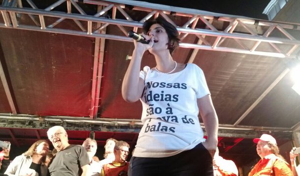 A deputada Manuela D'Ávila, pré-candidata do PCdoB à presidência, fez um discurso contundente em favor da candidatura do ex-presidente Lula e contra a escalada do fascismo, durante o ato suprapartidário de encerramento da caravana de Lula em Curitiba; "Eu, enquanto candidata pelo Partido Comunista do Brasil, tenho dito que defender o direito de Lula ser candidato não é tarefa só para petistas, mas para todos que defendem a democracia no Brasil", disse Manuela; "O Brasil vive há dois anos sob comando golpista. É o golpe da entrega do Brasil, do Pré-Sal, da retirada de direitos dos trabalhadores", afirmou