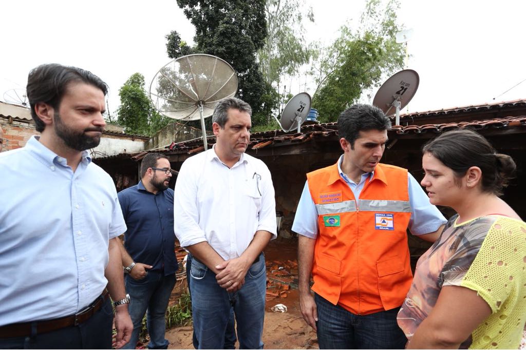 Os ministros das Cidades, Alexandre Baldy, e da Integração Nacional, Helder Barbalho, visitaram Ceres neste domingo para ver o estrago causado pelas fortes chuvas que caíram no município na última semana; visita de técnicos e de autoridades do governo federal é o primeiro passo para que a prefeitura receba socorro financeiro da União; “O prefeito irá decretar calamidade para o governo federal aplicar recursos para reconstruir os estragos na cidade, como habitação, pontes e ruas. Atuamos para auxiliar da melhor forma”, afirmou o goiano Alexandre Baldy
