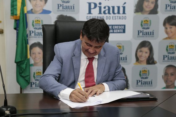 O Governo do Estado do Piauí, por meio da Universidade Estadual do Piauí (Uespi), firmou, em solenidade no Palácio de Karnak, parceria com a Universidade Católica de Portugal que permitirá o intercâmbio entre as duas instituições, referente à temática de PPPs; “A Universidade Católica de Portugal é credenciada pela Organização das Nações Unidas (ONU) e possui um observatório sobre o tema para que sejam alcançados objetivos de desenvolvimentos sustentáveis do planeta”, destacou o chefe do Executivo piauiense
