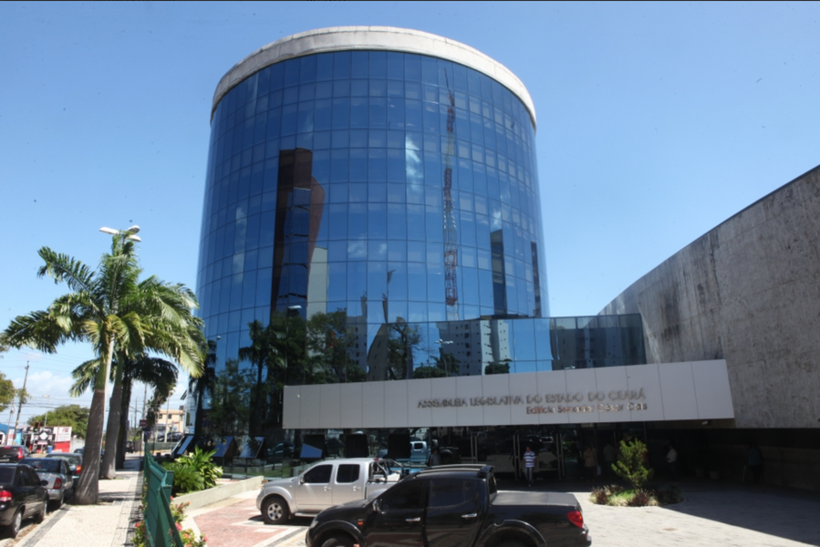 A Assembleia Legislativa do Ceará aprovou, por unanimidade, nesta quinta-feira (15), mensagem do Governo do Estado que autoriza incremento salarial para professores substitutos, temporários ou visitantes das três universidades públicas estaduais. Em 2018, os profissionais receberão remuneração mensal de acordo com a formação, variando entre R$ 919,19 a R$ 6.565,60. Já para 2019, o valor vai variar de R$ 987,28 a R$ 7.051,94