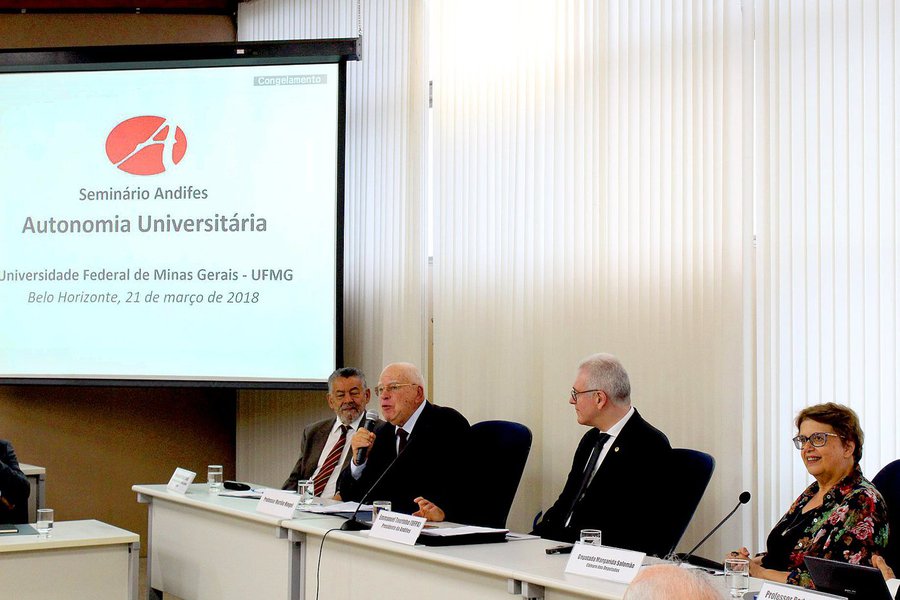 "A universidade foi sempre considerada inviolável, desde os tempos dos reis", falou o professor e ex-ministro da Educação Murílio Hingel, ao receber a medalha Mérito Educacional Andifes, na manhã desta quarta-feira (13) na Universidade Federal de Minas Gerais (UFMG); para o ex-ministro, a crise institucional no país tem consequências trágicas. "Que sociedade é essa em que algumas pessoas buscam a rede social para quase aplaudir um assassinato?", lamenta lembrando da execução da vereadora Marielle Franco