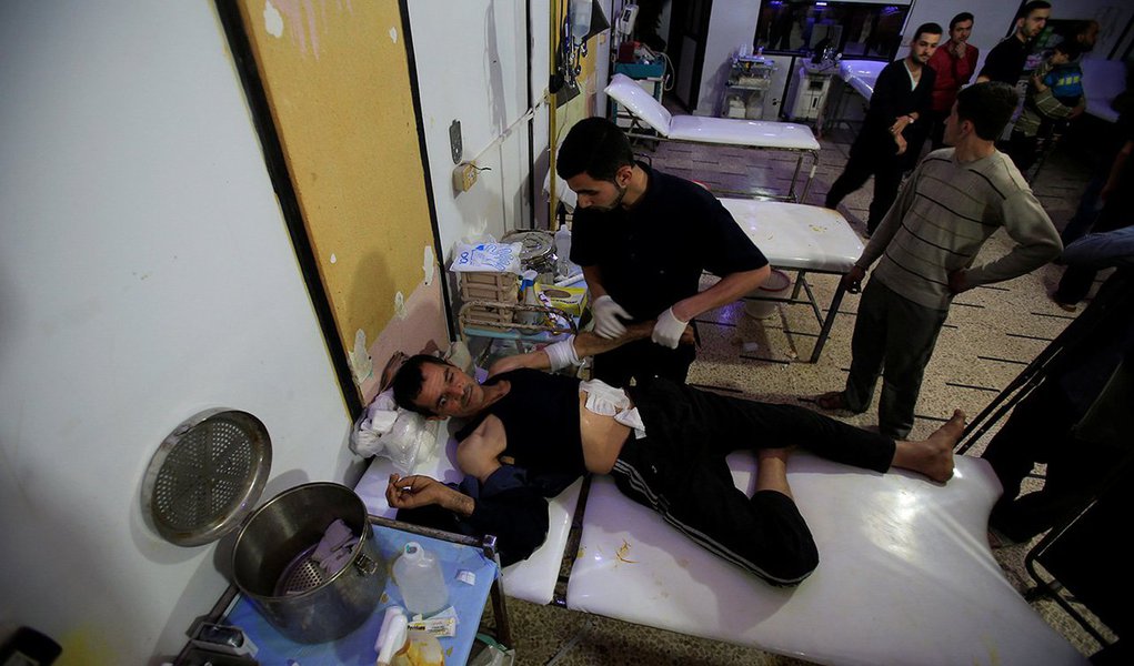 Homem ferido em hospital de campanha na cidade síria de Douma 16/04/2018 REUTERS/Ali Hashisho