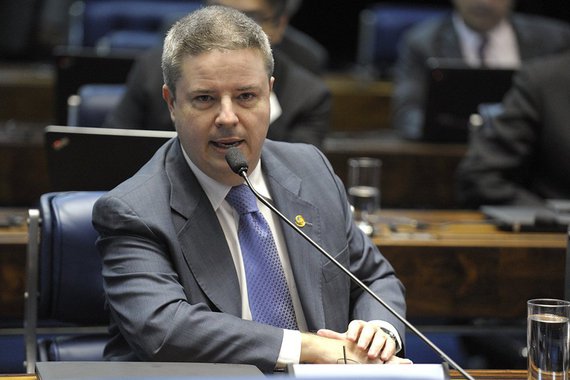 A Controladoria Geral de Minas informou que descobriu a atuação de uma organização criminosa, que desviou estimados R$ 27 milhões dos cofres da Secretaria de Saúde, que seriam utilizados no combate à dengue e à gripe; após a apuração dos indícios do ilícito, a autoridades do Estado solicitaram o apoio da Controladoria Geral da União, para aprofundar a investigação; o esquema de corrupção foi montado durante o Governo de Antonio Anastasia (PSDB) e foi denunciado à PF; a CGU também apontou fraudes em licitação a execução de contrato