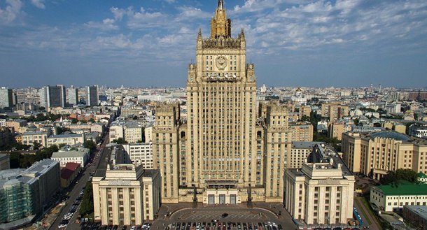 Representante oficial do Ministério das Relações Exteriores da Rússia, Mariya Zakharova, prometeu preparar uma 'surpresa histórica' para a Grã-Bretanha; "Temos uma surpresa para todos aqueles que têm tanto convicção como ousadia de fazer uma comparação entre a Rússia e o Terceiro Reich. Temos uma resposta à altura e um presente", informou Zakharova