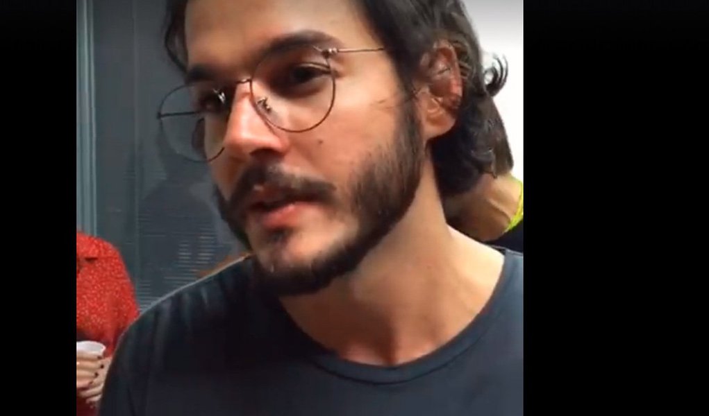 O advogado e militante político do PDT Túlio Gadêlha, também conhecido por ser o namorado da apresentadora Fátima Bernardes, esteve nesta sexta-feira (6) ao Sindicato dos Metalúrgicos do ABC para prestar apoio ao ex-presidente Luiz Inácio Lula, pelo mandado de prisão expedido contra por Sérgio Moro; o político classificou o julgamento de Lula como "político e eleitoreiro"; "Nossa expectativa é ficar, dialogar e resistir"