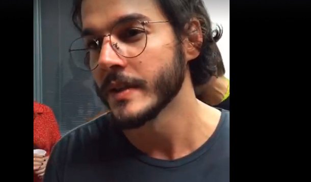 O advogado e militante político do PDT Túlio Gadêlha, também conhecido por ser o namorado da apresentadora Fátima Bernardes, esteve nesta sexta-feira (6) ao Sindicato dos Metalúrgicos do ABC para prestar apoio ao ex-presidente Luiz Inácio Lula, pelo mandado de prisão expedido contra por Sérgio Moro; o político classificou o julgamento de Lula como "político e eleitoreiro"; "Nossa expectativa é ficar, dialogar e resistir"