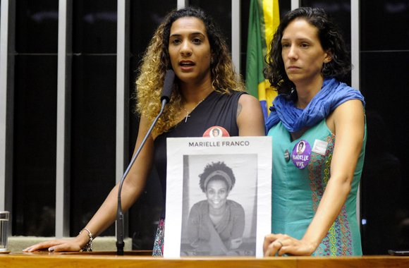 A vereadora Marielle Franco e seu motorista Anderson Gomes, assassinados no Rio de Janeiro na semana passada, foram homenageados em sessão solene nesta quinta-feira (22) no Plenário da Câmara; "A Marielle tinha urgência de vida e pulsava luta, e isso está sendo demonstrado no Brasil e no mundo. Isso não pode ser calado com a morte dela", disse Monica Benício, companheira de Marielle; já Anielle Silva, irmã da vereadora, afirmou que o assassinato de Marielle era a única forma de calá-la; "A gente urge por justiça", destacou