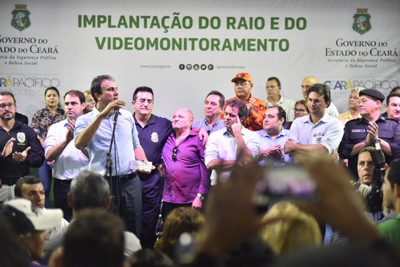 Aquiraz recebeu, na tarde desta terça-feira (27), uma unidade do Batalhão de Policiamento de Rondas e Ações Intensivas e Ostensivas (BPRaio) e o sistema de videomonitoramento, que tem o objetivo de interligar informações e focar no enfrentamento à criminalidade. Durante a solenidade, o governador Camilo Santana (PT) afirmou que as ações irão fazer a diferença no dia a dia da população. “Essas câmeras de videomonitoramento têm visão noturna, fazem giro de 360 graus, tiram foto da placa de carro e identificam se é roubado. Estamos adquirindo 13 mil pistolas, adquiri mais 1.500 novas viaturas e estaremos recebendo mais 600”, disse