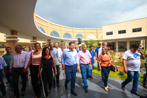 O governador Marconi Perillo inaugurou, na tarde de hoje, três grandes obras na cidade de Quirinópolis: o Centro de Referência e Excelência em Dependência Química (Credeq) Maria Pires Perillo, a Unidade Estadual de Saúde Especializada (USE) Leonardo Rezende, e a reforma do aeródromo Chico Anta. Juntas, as obras somam mais de R$ 40 milhões em investimentos; Marconi afirmou que estavam sendo entregues mais de R$ 80 milhões em obras, se somados os valores das obras, equipamentos e custeios mensais