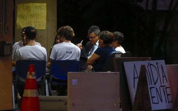 Os estudantes da Universidade de Brasília (UnB),que ocupam a reitoria há 16 dias, não chegaram a um acordo quanto à desocupação do local; mesmo com uma notificação extrajudicial cobrando o fim do movimento, os alunos decidiram permanecer no local; eles querem a liberação de verbas para a instituição, são contra o aumento de preço nas refeições do Restaurante e as demissões de terceirizados, entre outras questões