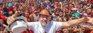 Tentaram matar Lula. Tiros atingiram os ônibus da Caravana Lula dos dois lados.  Não foram dados por um maluco qualquer, um psicopata, um bêbado. Sabemos quem está por trás e manipula os mercenários fascistas. Os tiros foram disparados pelas mesmas mãos e com a mesma mira de quem financiou o golpe