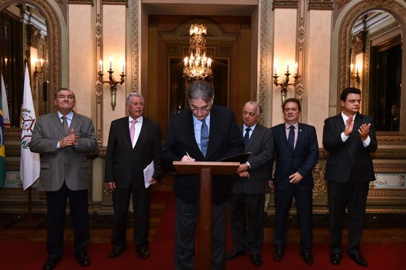 O governador Fernando Pimentel assinou, no Palácio da Liberdade, em Belo Horizonte, dois decretos que, segundo o executivo, normatizam a concessão de estímulos ao investimento no estado por meio dos Regimes Especiais de Tributação e dos Protocolos de Intenções; o governo informou que as medidas irão garantir um ambiente de segurança jurídica tanto para as empresas beneficiadas com incentivos fiscais quanto para a política de atração e manutenção de investimentos adotada pelo governo estadual