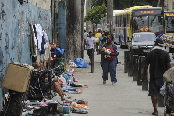 Levantamento do Instituto de Segurança Pública (ISP) mostra que a crise na segurança do Rio levou o estado a atingir, somente em janeiro e fevereiro, o pior índice na história para seis diferentes tipos de crimes; são os casos de roubos de carga, de veículo, a pedestre, em ônibus, de celular e os a caixas eletrônicos; entre os anos de 1991 a 1998, por exemplo, 15.107 pedestres registraram ocorrência de roubo; esse número é pouco menor que os 15.624 casos registrados apenas nos dois primeiros meses deste ano
