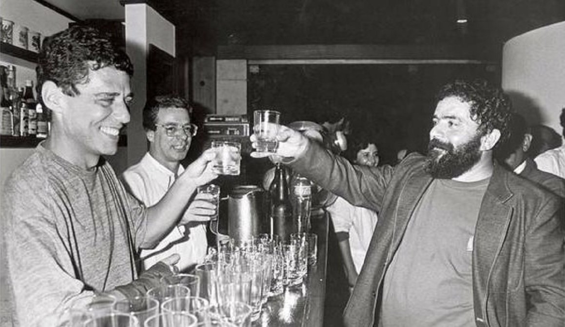 O linguista Gustavo Conde faz uma breve análise semiótica da canção "O Que Será", de Chico Buarque de Hollanda e Francis Hime; Conde diz que "Chico Buarque tem um vasto recurso técnico para construir sua 'melodia de sentidos'" e que "isso está correlacionado com o fato de o compositor ser também um exímio escritor em prosa"; o colunista do 247 diz que "Chico é um dos maiores escritores brasileiros"; "Sua voz literária é consolidada, complexa, plena de desdobramentos temporais e narrativos", conclui