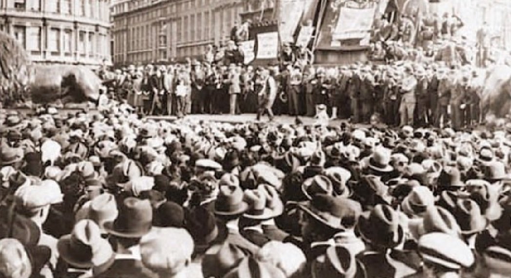 O grande júri vestiu a toga da verdade, como um inquisidor do século 15. A grande imprensa apoio o poder do establishment e farsa legal foi desencadeada contra os trabalhadores despojados