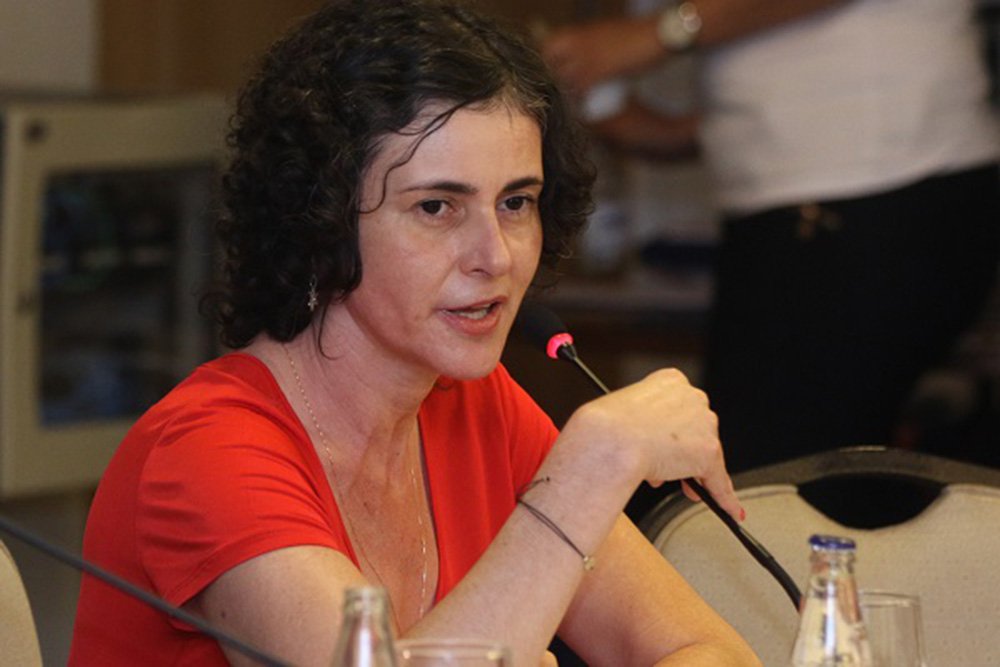 Liderança da "Chapa do Participante", de oposição, em entrevista ao 247 Fabiana Cristina Meneguele Matheus denuncia manobras contábeis da atual diretoria da Funcef para encobrir um déficit crescente e acusa os atuais gestores de fazer opções de investimentos que causaram prejuízo sem necessidade, como a excessiva concentração de investimentos em renda fixa; "A Previ manteve sua posição na renda variável e soube aguardar o bom momento da Bolsa e de outros investimentos, como as ações da Vale, "afirma, referindo-se ao Fundo que é referência no país