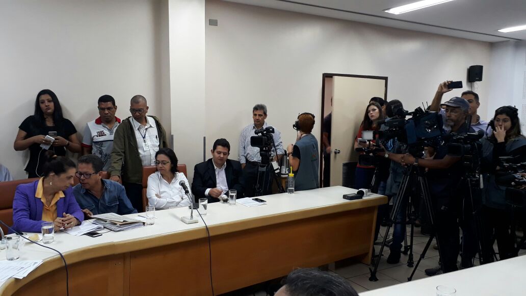 O prefeito Iris Rezende (MDB) denunciou em entrevista a existência de “interesses escusos” na Câmara Municipal, que segundo ele explicam a investigação aberta por vereadores em cima de suspeitas de irregularidade na rede pública de atendimento; na manhã desta sexta-feira, a CEI da Saúde recebeu a secretária municipal de Saúde, Fátima Mrué, pela sétima; ela novamente foi inquirida sobre as diversas falhas no sistema de saúde; de braços cruzados e com expressão de deboche, Fátima se negou a assumir que a saúde municipal enfrenta uma crise grave que insiste em continuar