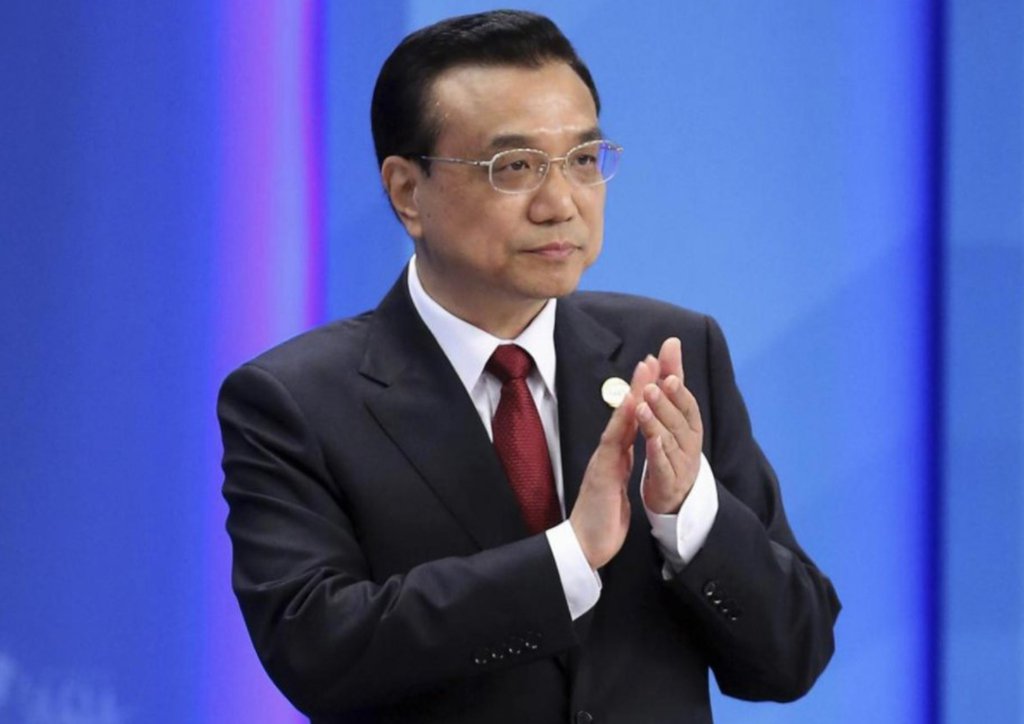 O primeiro-ministro chinês, Li Keqiang, afirmou que a China não forçará empresas estrangeiras a transferir tecnologia e fortalecerá os direitos de propriedade intelectual; a China tenta evitar uma guerra comercial, depois que o presidente norte-americano decidiu aumentar a barreira alfandegária a 128 produtos chineses