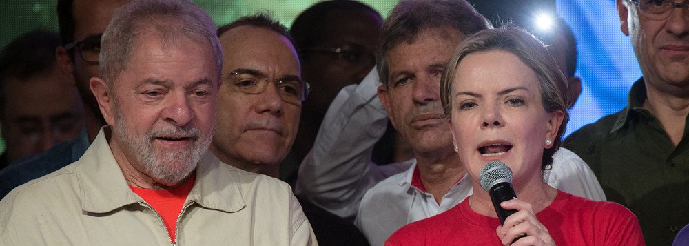 A presidente nacional do PT, senadora Gleisi Hoffmann (PR), desmentiu uma matéria do jornal Folha de S. Paulo, intitulada "Lula reavalia agenda no Sul após dois dias de protestos"; "MENTIRA! A Caravana seguirá o roteiro traçado. Denunciamos milícias armadas que atacam a caravana! É responsabilidade do Estado a segurança dos ex presidentes Lula e Dilma! Não houve orientação do presidente p/ conversar c/ autoridades. Foi decisão do partido e dos parlamentares", escreveu a parlamentar em sua conta no Twitter