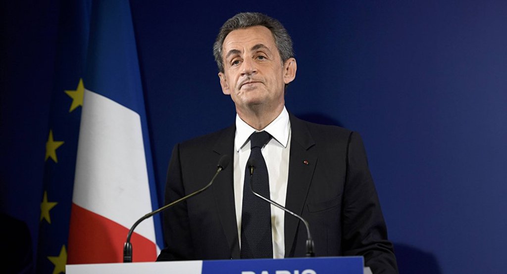O ex-presidente francês Nicolas Sarkozy foi acusado por irregularidade no financiamento da campanha presidencial de 2007 e colocado sob supervisão judicial; Sarkozy foi acusado de "suborno passivo, financiamento ilegal de campanha eleitoral e ocultação de fundos públicos da Líbia" no decorrer de uma investigação sobre o financiamento líbio da campanha presidencial de Sarkozy