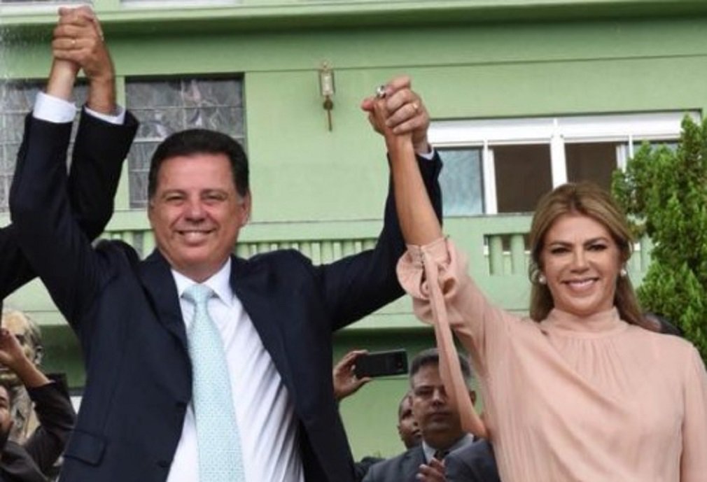 Os quatro governos de Marconi Perillo também escreveram na história de Goiás um capítulo à parte para a ex-primeira-dama Valéria Perillo; discreta, eficiente, companheira e elegante, Valéria sempre soube transitar com habilidade entre as esferas da política sem causar estardalhaço ou criar polêmicas; no comando da OVG, liderou programas revolucionários, como a Bolsa Universitária, que contemplou mais de 170 mil estudantes em todos esses anos
