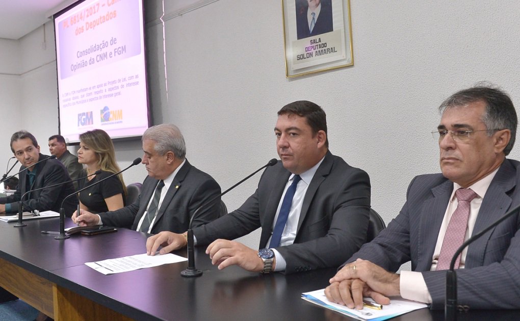 A Assembleia promoveu nesta terça-feira, 24, seminário regional para discutir o Projeto de Lei nº 6814/17 que institui normas para licitações e contratos da Administração Pública. A proposta revoga a Lei nº 8.666/93, a Lei nº 10.520/02, e dispositivos da Lei nº 12.462/11; os trabalhos foram abertos pelo presidente do Legislativo, José Vitti (PSDB); de acordo com Vitti, o tema é muito significativo tendo em vista que alguns Estados estão avançando nesta discussão. “Esse debate precisa ser efetivamente colocado no Congresso Nacional, pois nós estamos caminhando para evolução. As coisas tendem a melhorar. A lei de licitações e contratos, muitas vezes, amarra muito os gestores, dificultando suas gestões”