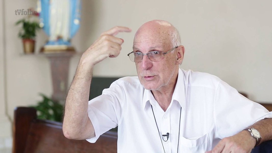 São ameaças de agressão ou de morte que foram postadas no Facebook contra o padre Júlio Lancellotti. O padre é referência na defesa dos direitos da população de rua da cidade de São Paulo; ameaças vêm principalmente de moradores da região da Mooca, onde fica a igreja administrada por padre Júlio