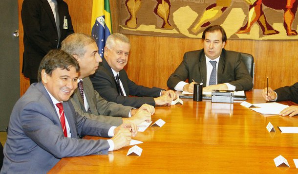 Audiência entre o governador Wellington Dias (PT) e o presidente da Câmara, Rodrigo Maia (DEM-RJ), debateu a regulamentação da securitização da Dívida Ativa dos Estados e o Sistema Nacional de Segurança Pública; de acordo com o governador, Maia “se comprometeu em encaminhar um pedido de apreciação de urgência do projeto já aprovado no Senado e está aguardando a votação da PLS 204, que trata sobre os recebíveis para que possa garantir as condições de crédito para investimentos para estados, municípios e a própria União”; sobre o Fundo Nacional de Segurança Pública, Wellington disse que o presidente da Câmara afirmou que está trabalhando para que a votação aconteça