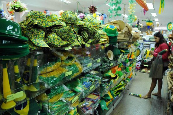 Enquanto na Copa do Mundo de 2014, realizada no Brasil, 50,1% das famílias do país demonstraram interesse em comprar itens relacionados com o Mundial, este ano, com os jogos marcados para a Rússia e o Brasil passando por dificuldades políticas e econômicas, o percentual caiu para 24%, segundo pesquisa da CNC