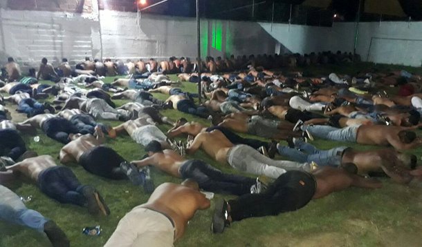 A audiência de custódia terminou por volta das 3h30; os presos foram ouvidos em grupos de 20 cada vez, por vídeo conferência, para evitar deslocamento de tanta gente pela cidade; a polícia afirma que todos têm ligação com milicianos que atuam na Zona Oeste do Rio; entre os presos há dois militares do Exército, um da Aeronáutica e um bombeiro